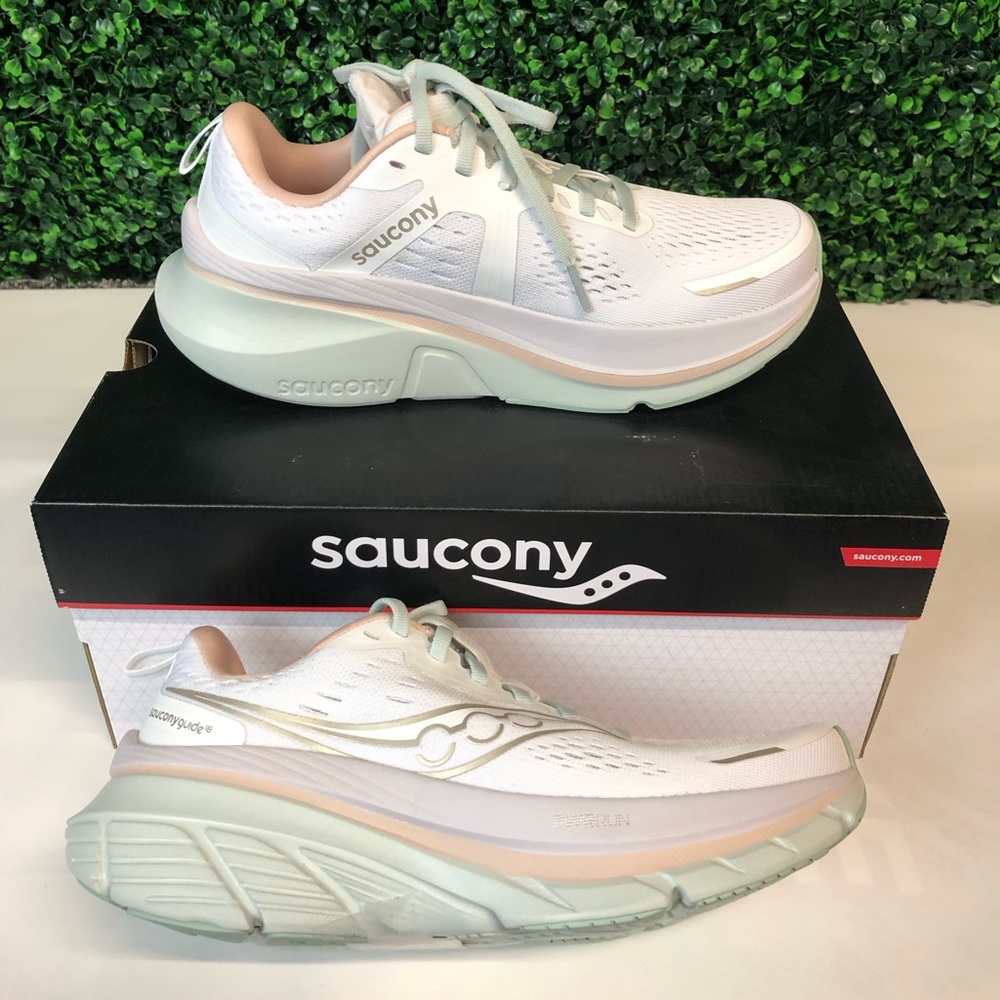 NIB Saucony Guide 18 White And Sage Green Womens Tennis Shoes